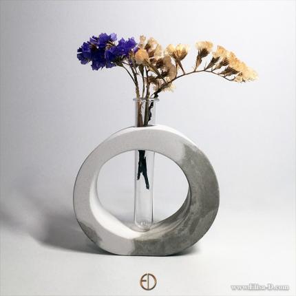 Soliflore en béton marbré. Décoration artisanale en béton par Elisabeth DeCaprio